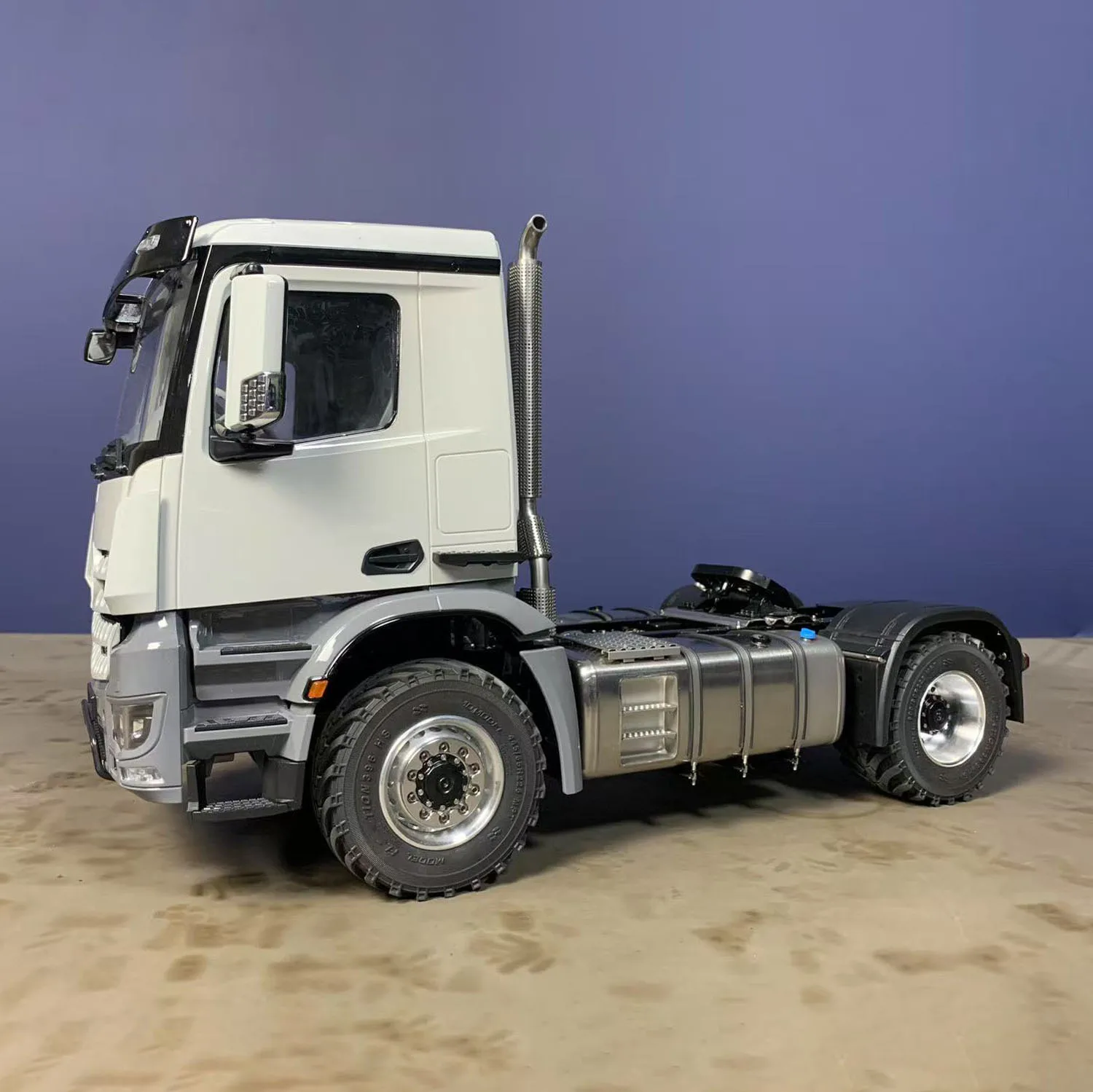 3Speed RTR Model 1/14 RC Tractor Truck BZ L44 Remote Control Farm Vehicle Metal 4*4 Chassis Axle Lock Flysky ST8 Radio Battery
3Speed RTR Model 1/14 RC Tractor Truck BZ L44 Remote Control Farm Vehicle Metal 4*4 Chassis Axle Lock Flysky ST8 Radio Battery