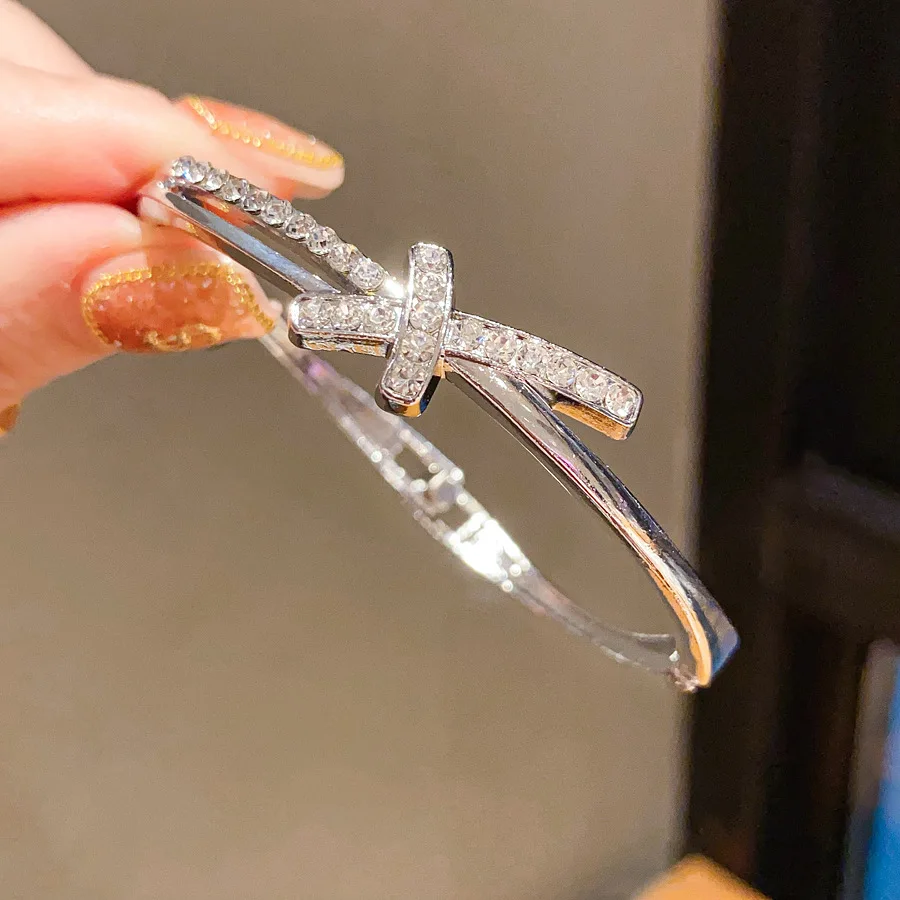 2026 браслет со стразами и крестом для женщин, элегантный минималистичный браслет-манжета с застежкой, роскошные позолоченные ювелирные изделия с цирконием
2026 браслет со стразами и крестом для женщин, элегантный минималистичный браслет-манжета с застежкой, роскошные позолоченные ювелирные изделия с цирконием