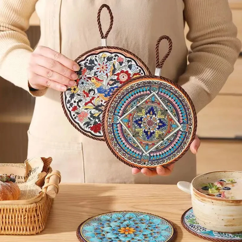 1pcs Ceramic Insulation Pad Ceramic Surface and Cork Bottom Construction with Hanging Rope Suitable for Serving Plates Cups Pans
1pcs Ceramic Insulation Pad Ceramic Surface and Cork Bottom Construction with Hanging Rope Suitable for Serving Plates Cups Pans