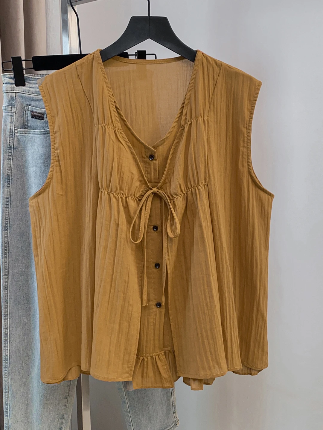 Retro Style Pure Color Pleated Sleeveless Single Button Fake Two-Piece Shirt Women Summer New Casual White Enhancing Top
Retro Style Pure Color Pleated Sleeveless Single Button Fake Two-Piece Shirt Women Summer New Casual White Enhancing Top
