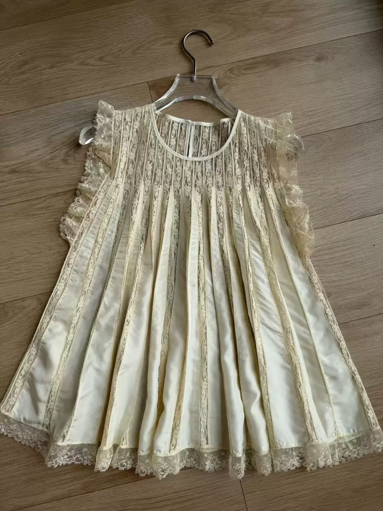 2026 Women's Lace Patch Transparent Tank Tops Silk Blend Round Neck Sleeveless Pleated Casual Fashion Vest
2026 Women's Lace Patch Transparent Tank Tops Silk Blend Round Neck Sleeveless Pleated Casual Fashion Vest