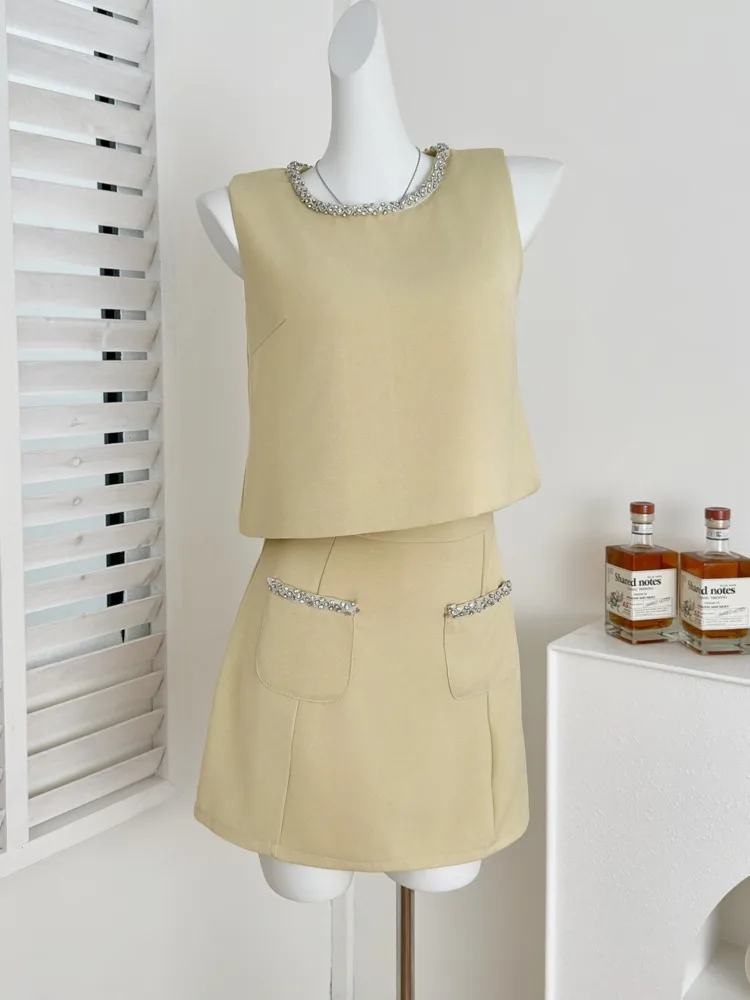 High Street Luxury Diamond Beading Two Piece Set Women Sleeveless Sexy Crop Top + Skirt Suits Elegant Fashion 2 Piece Outfits
High Street Luxury Diamond Beading Two Piece Set Women Sleeveless Sexy Crop Top + Skirt Suits Elegant Fashion 2 Piece Outfits