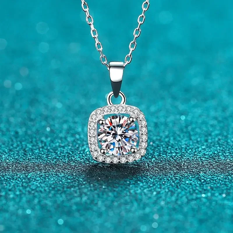 18K Gold Moissanite Necklace PT950 Platinum D-color Diamond 1-carat Inlaid Pendant High-end Gift for Girlfriend
18K Gold Moissanite Necklace PT950 Platinum D-color Diamond 1-carat Inlaid Pendant High-end Gift for Girlfriend