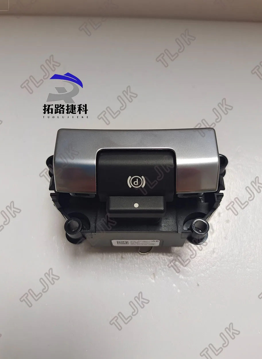 Parking brake switch (handbrake switch) suitable for Land Rover R13/RS14, the model is LR133124=LR070379=LR034827.
Parking brake switch (handbrake switch) suitable for Land Rover R13/RS14, the model is LR133124=LR070379=LR034827.