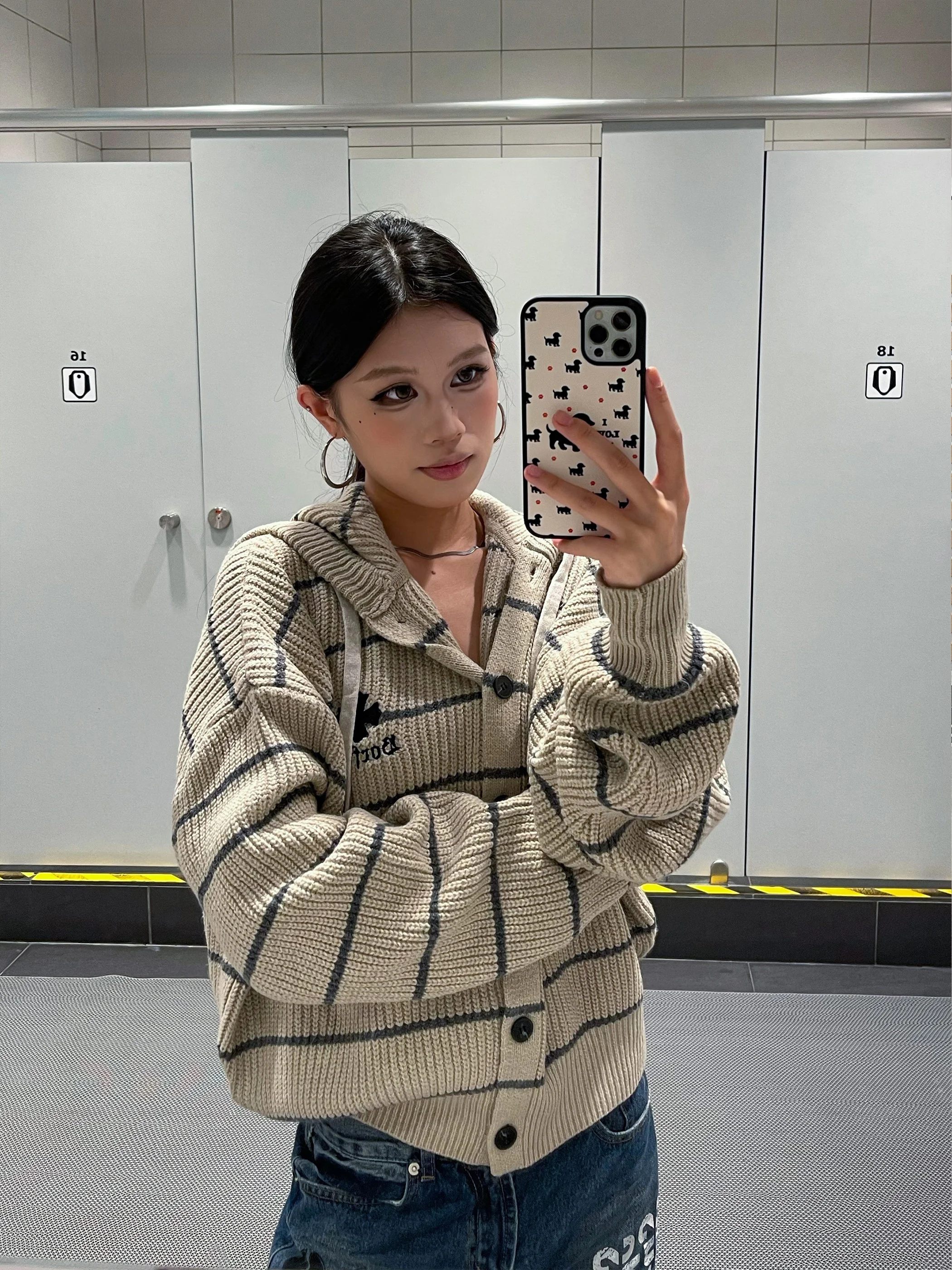 Американский ретро-кардиган с вышивкой и полосками, вязаный, открытый, женский, весенний, универсальный, для пар, в уличном стиле, свободный крой
Американский ретро-кардиган с вышивкой и полосками, вязаный, открытый, женский, весенний, универсальный, для пар, в уличном стиле, свободный крой