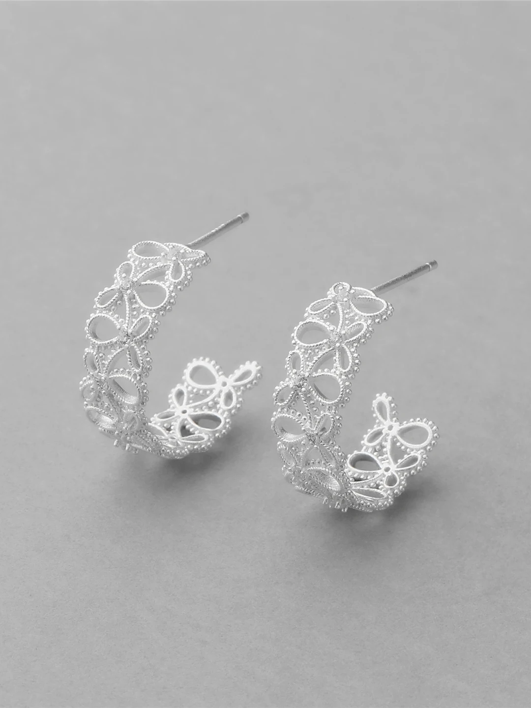 Fanling Style Half Summer Flower Opening S925 Pure Silver Lace Hollow out Ear Cuff Fashionable Luxury New Arrival
Fanling Style Half Summer Flower Opening S925 Pure Silver Lace Hollow out Ear Cuff Fashionable Luxury New Arrival