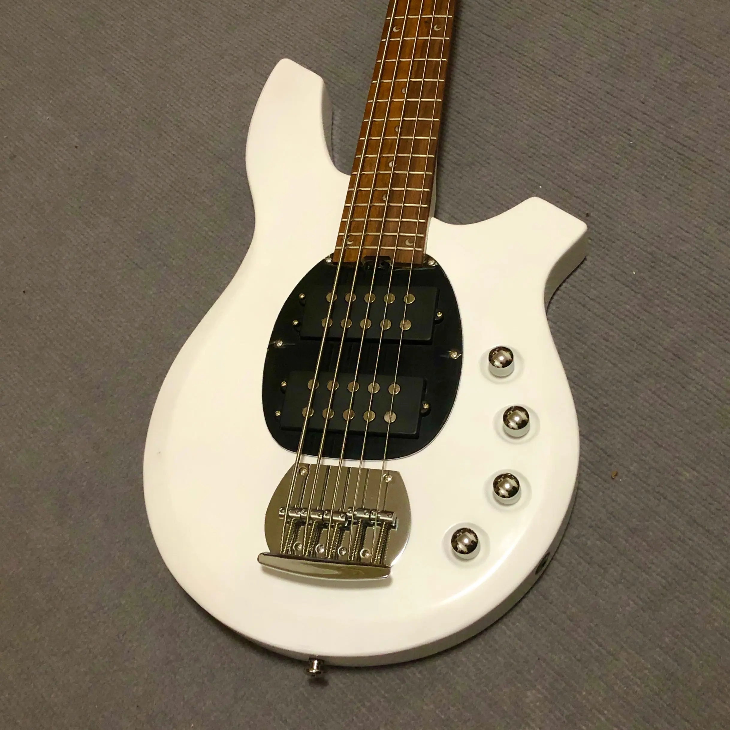 White solid wood 5-String Electric Bass Guitars in Stock Real-Time Photographed Fast Shipping within 48 Hours
White solid wood 5-String Electric Bass Guitars in Stock Real-Time Photographed Fast Shipping within 48 Hours