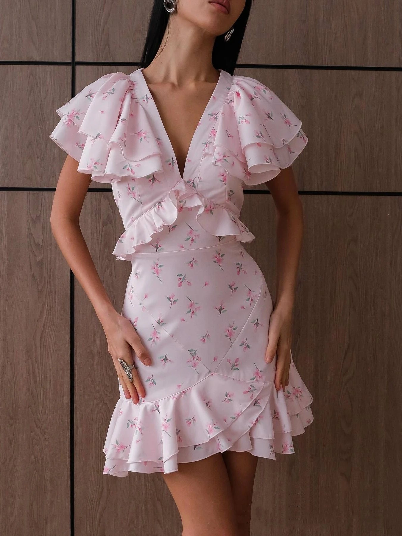 Pink Floral Print Ruffles Sleeve Summer Dress Women Elegant Deep V-neck Slim Mini Dress ladies Chic Party Holiday Dress 2026 New
Pink Floral Print Ruffles Sleeve Summer Dress Women Elegant Deep V-neck Slim Mini Dress ladies Chic Party Holiday Dress 2026 New