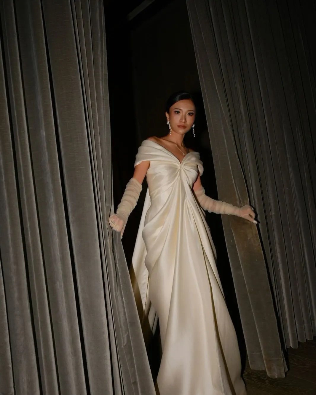 Элегантное вечернее платье цвета слоновой кости с открытыми плечами, бантом, рукавами-перчатками, плиссировкой и облегающим силуэтом для выпускного вечера, свадьбы или торжества.
Элегантное вечернее платье цвета слоновой кости с открытыми плечами, бантом, рукавами-перчатками, плиссировкой и облегающим силуэтом для выпускного вечера, свадьбы или торжества.