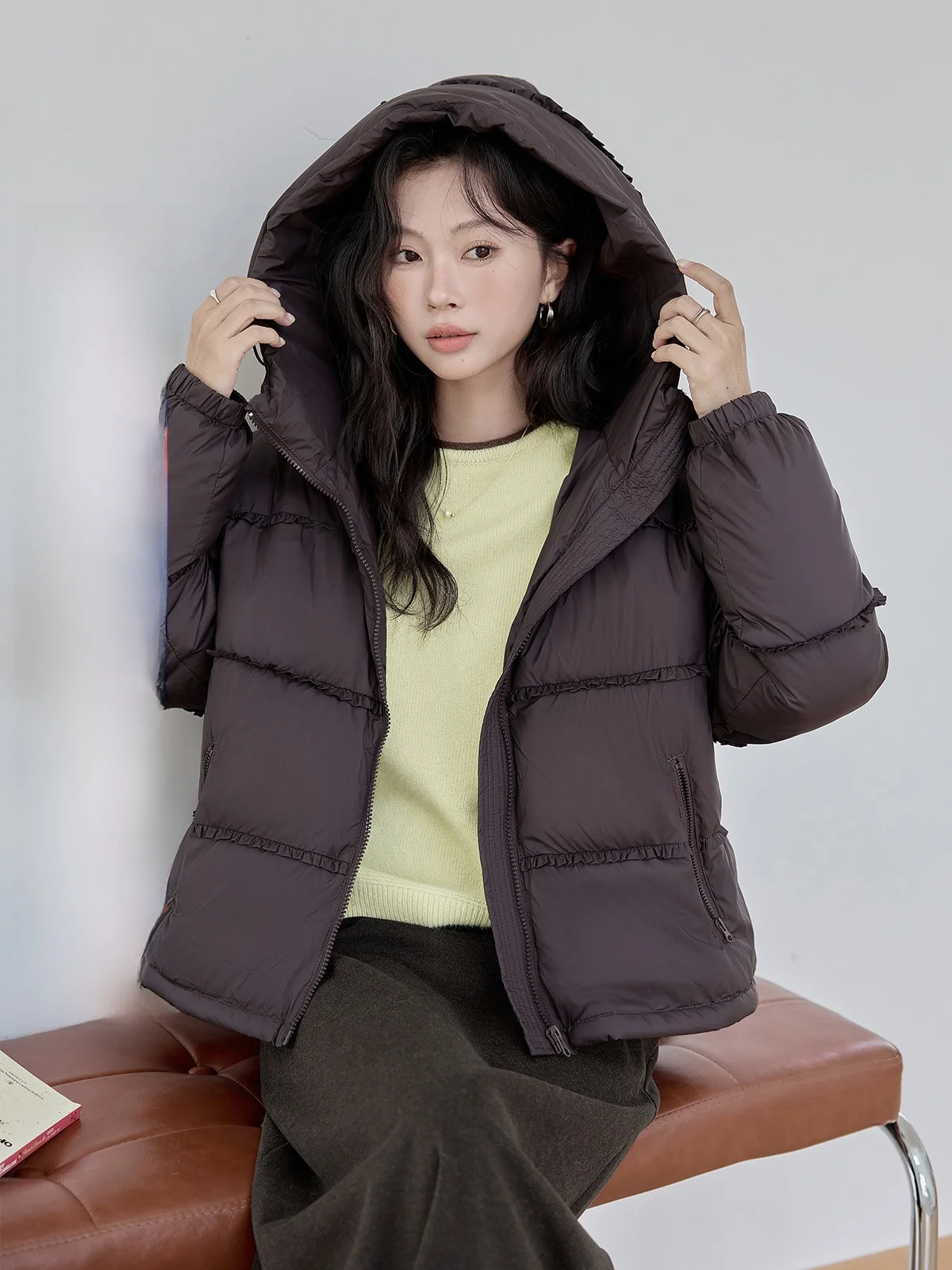 Женская модная утепленная куртка Ele HUIXI Du с рюшами и вставками, теплая верхняя одежда для повседневной носки, корейская версия, на молнии
Женская модная утепленная куртка Ele HUIXI Du с рюшами и вставками, теплая верхняя одежда для повседневной носки, корейская версия, на молнии