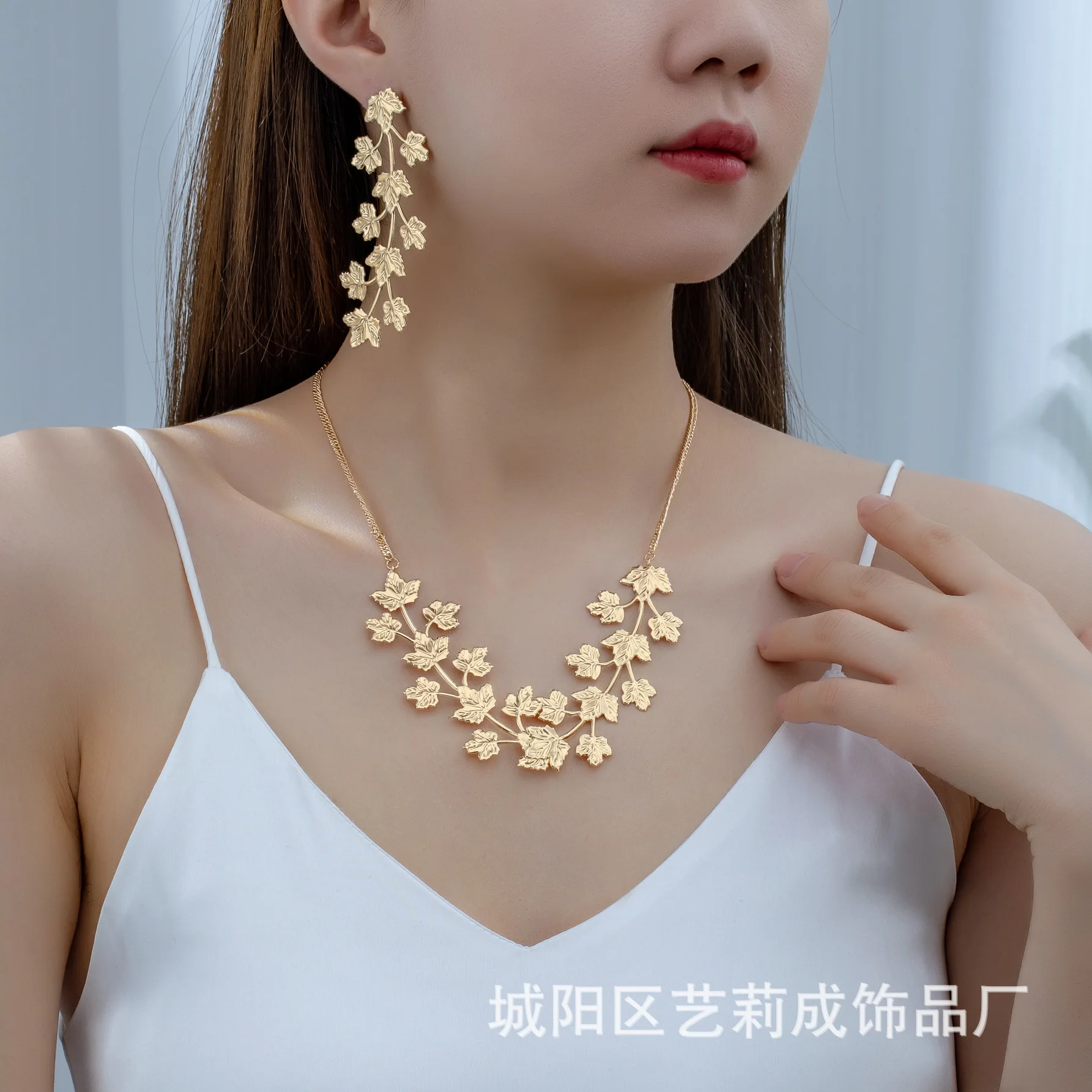 Qingdao Jewelry Factory Necklace Set Wholesale Fashion Leaf Style Party Dating Design Sense Exaggerated Tide
Qingdao Jewelry Factory Necklace Set Wholesale Fashion Leaf Style Party Dating Design Sense Exaggerated Tide