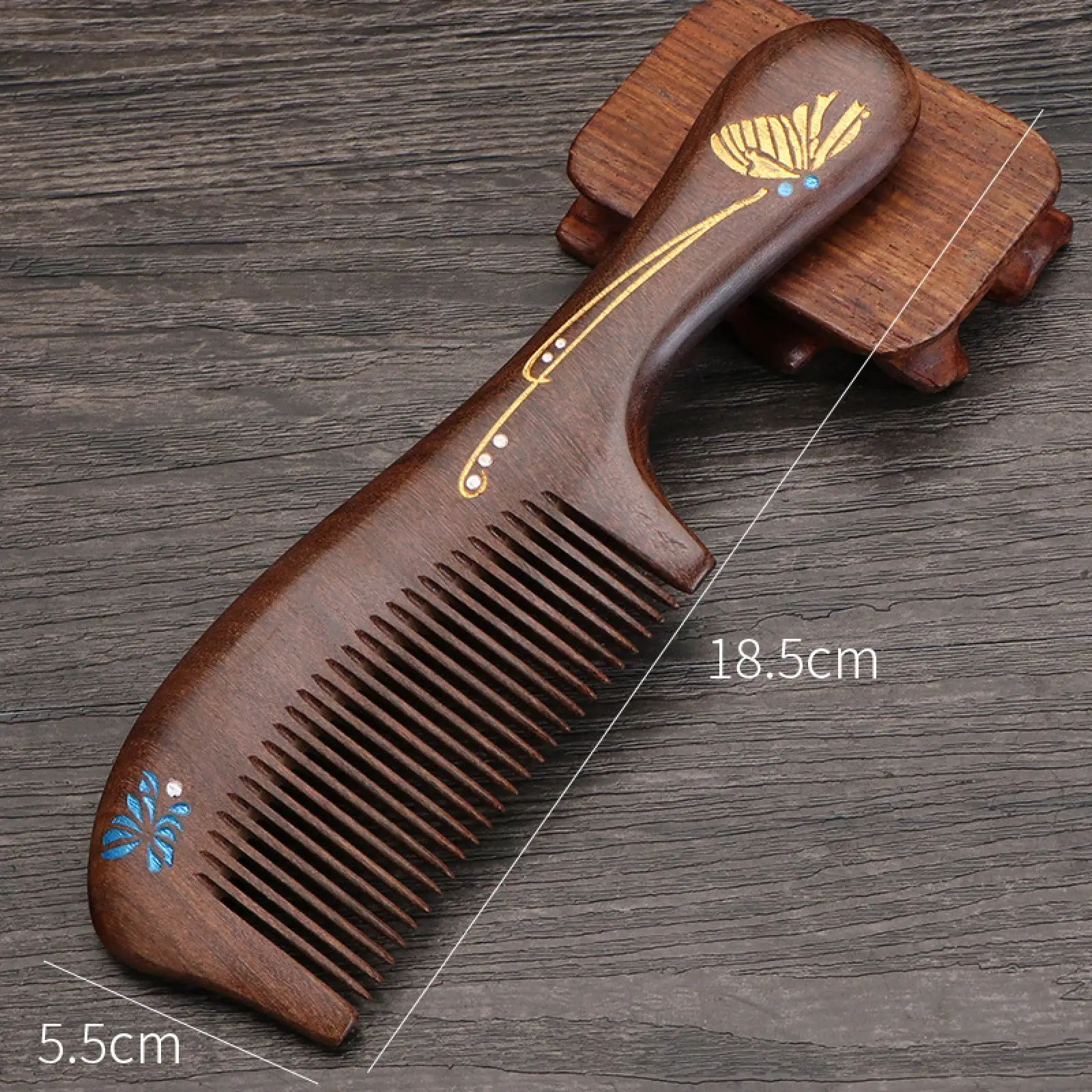 Black Gold Sandalwood Moon Shaped Fine Tooth Comb, Butterfly Painted Wooden Grooming Comb, Traditional Artistic Hair Dressing Accessory, Smooth Daily Hair Tidy Styling Tool, Ideal For Daily Use Casual Gathering, Delicate Gift For Female Family Mom, Thanks
Black Gold Sandalwood Moon Shaped Fine Tooth Comb, Butterfly Painted Wooden Grooming Comb, Traditional Artistic Hair Dressing Accessory, Smooth Daily Hair Tidy Styling Tool, Ideal For Daily Use Casual Gathering, Delicate Gift For Female Family Mom, Thanks