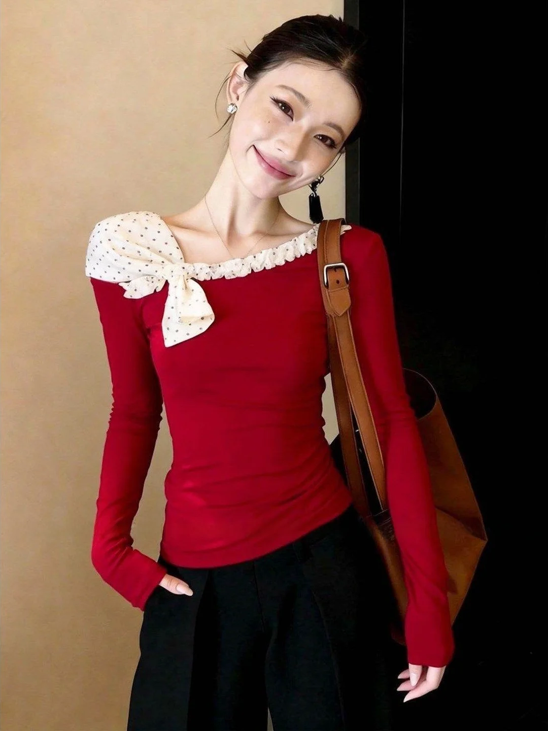 Весна 2026: Новинка! Женская футболка с длинным рукавом, красным горошком, открытыми плечами и завязками, облегающая, в стиле Gentle Wind.
Весна 2026: Новинка! Женская футболка с длинным рукавом, красным горошком, открытыми плечами и завязками, облегающая, в стиле Gentle Wind.