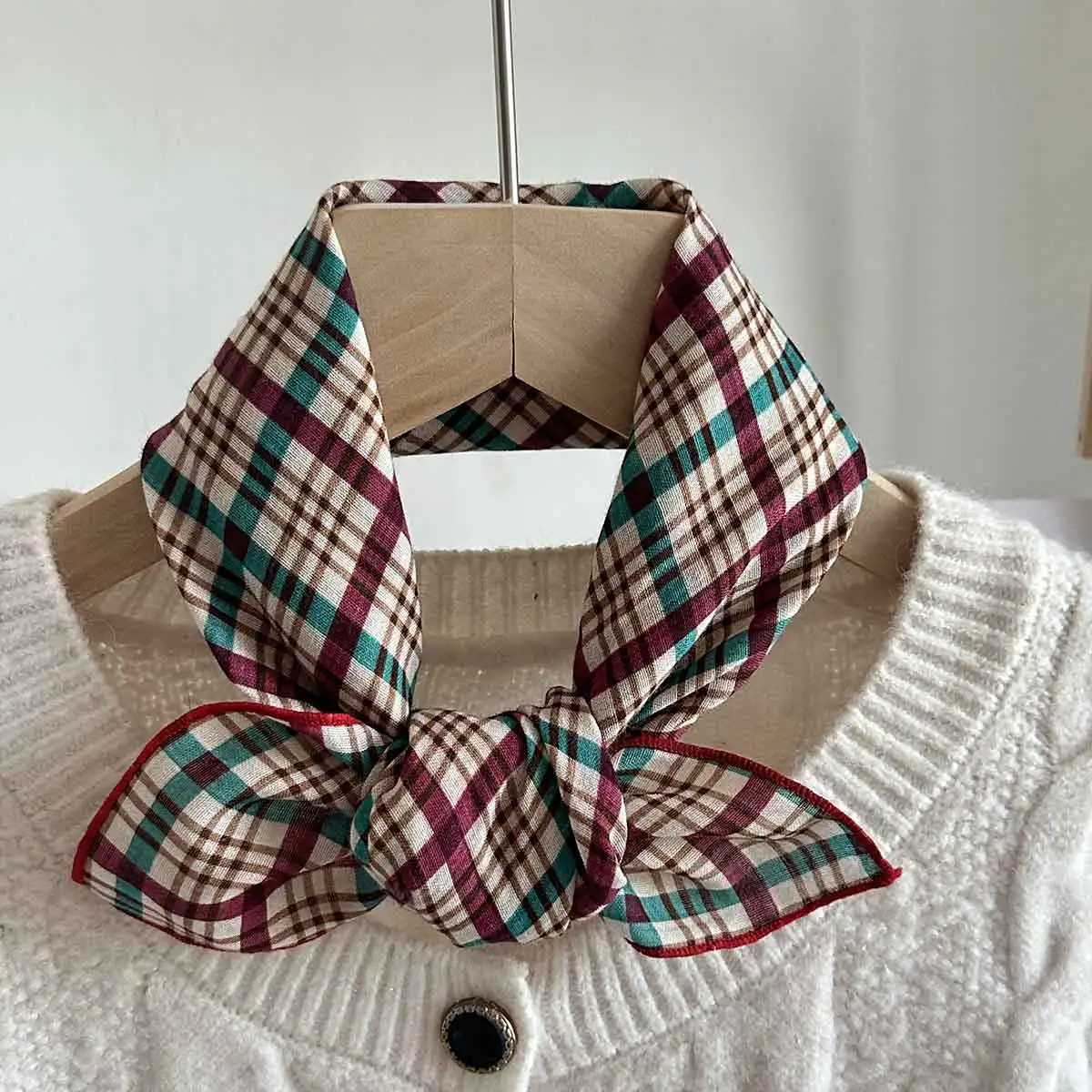 Spring and Summer New Women's Small Silk Scarf Skin-Friendly and Bohemian Small Square Scarf Versatile Flower Print Scarf
Spring and Summer New Women's Small Silk Scarf Skin-Friendly and Bohemian Small Square Scarf Versatile Flower Print Scarf