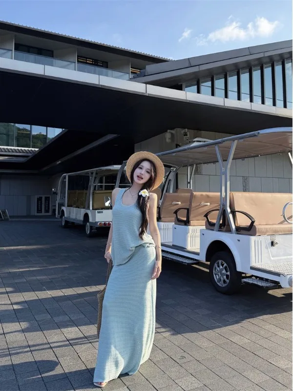 Ladies Casual Summer Knitted Sleeveless Vest And Hollow out Design Half Skirt Two-Piece Set Elastic Waist Slim Fit Style
Ladies Casual Summer Knitted Sleeveless Vest And Hollow out Design Half Skirt Two-Piece Set Elastic Waist Slim Fit Style