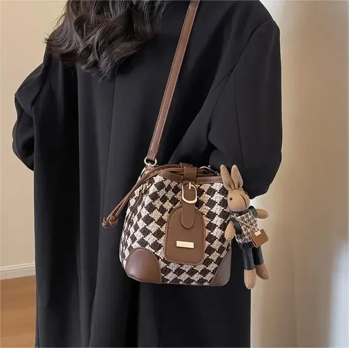 2025 New! Niche Design Women's Retro Diamond Quilted Bucket Bag High - Quality for Commuting, Trendy and Universally All - Match
2025 New! Niche Design Women's Retro Diamond Quilted Bucket Bag High - Quality for Commuting, Trendy and Universally All - Match