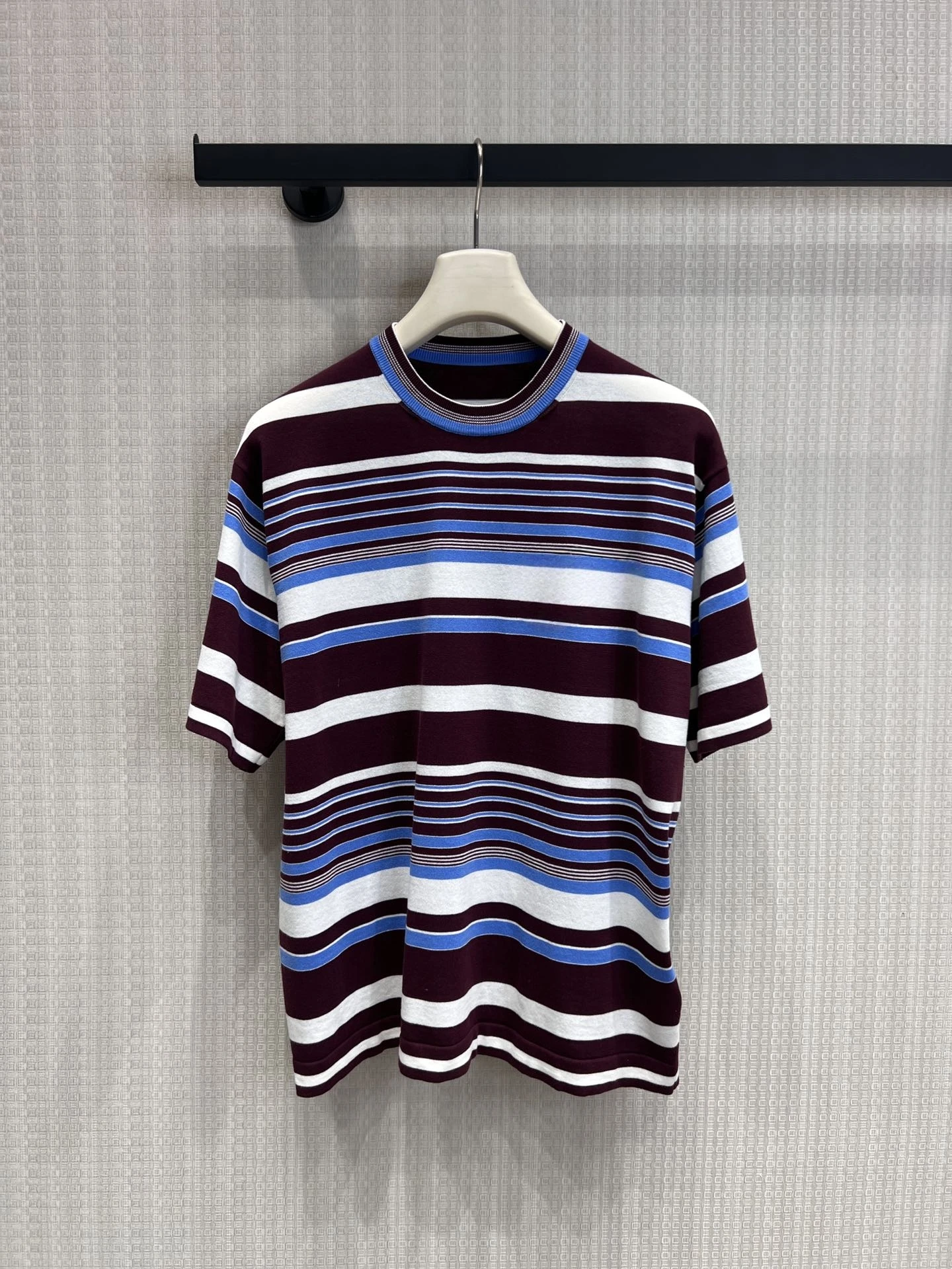 Slimming round Neck Gradient Striped Short Sleeve Knitted Top Women's Fashionable Commute Style Versatile Letter Logo Decoration
Slimming round Neck Gradient Striped Short Sleeve Knitted Top Women's Fashionable Commute Style Versatile Letter Logo Decoration