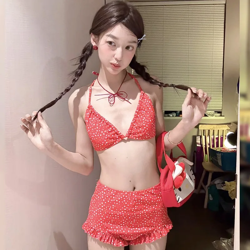 Новый японско-корейский стиль 2026: Красный бикини с накидкой, утягивающий, для коррекции живота, для отпуска, девичий, раздельный купальник из двух частей
Новый японско-корейский стиль 2026: Красный бикини с накидкой, утягивающий, для коррекции живота, для отпуска, девичий, раздельный купальник из двух частей