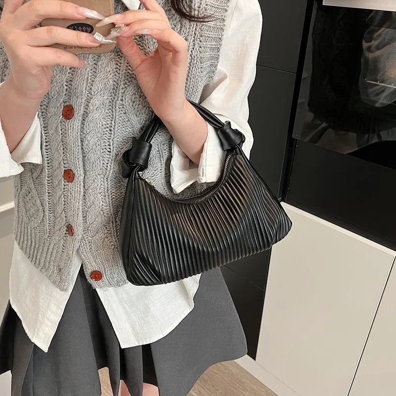 Silver PU Leather Shoulder Bag For Women 2025 Spring New Fashion Simple Small Crossbody Bags Female Korean Retro Trend Handbags
Silver PU Leather Shoulder Bag For Women 2025 Spring New Fashion Simple Small Crossbody Bags Female Korean Retro Trend Handbags