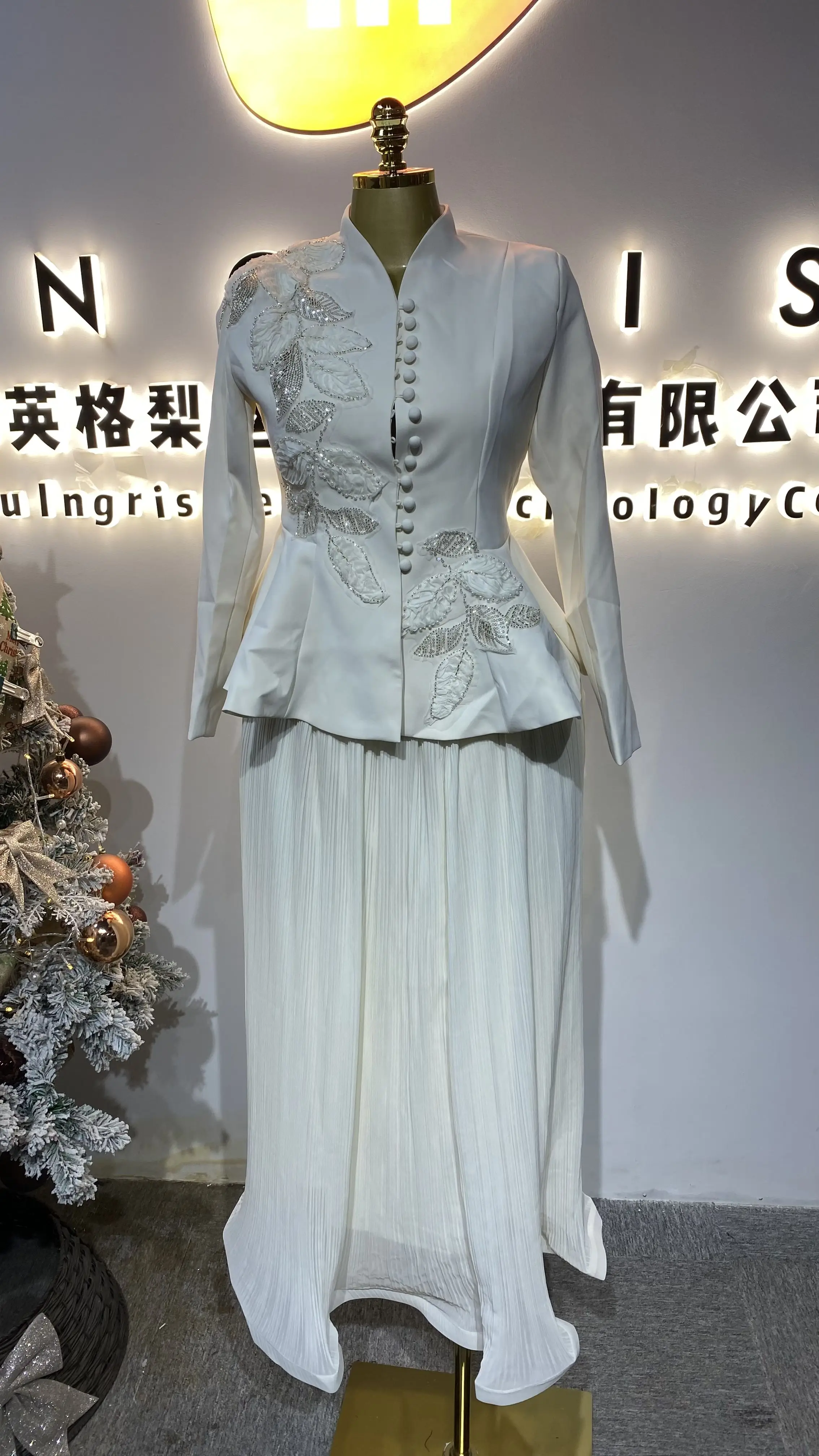 Springtime elegant business dress with ruffles, purple rhinestone embroidered women's suit dress-GZXX706
Springtime elegant business dress with ruffles, purple rhinestone embroidered women's suit dress-GZXX706