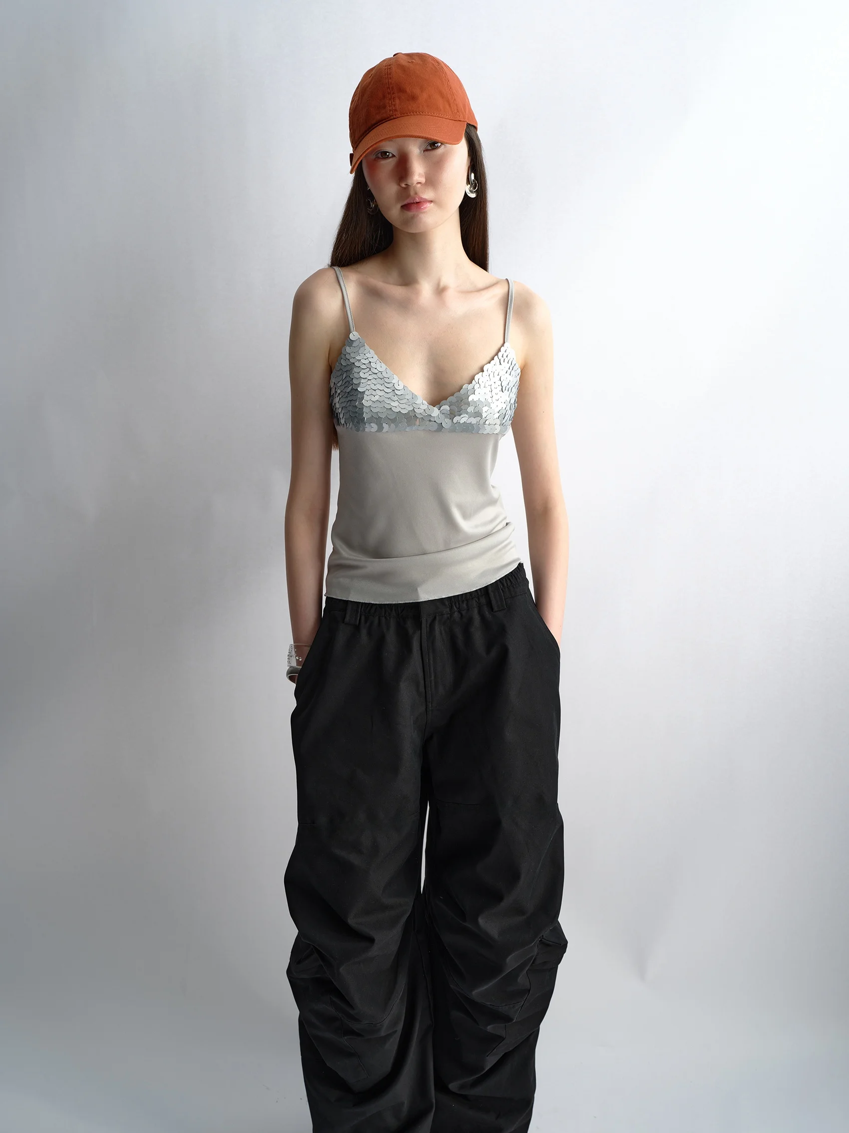 Ретро-топ с V-образным вырезом и пайетками, укороченный, для многослойных образов, весенняя новинка, женский облегающий жилет из полиэстера для ношения под одеждой
Ретро-топ с V-образным вырезом и пайетками, укороченный, для многослойных образов, весенняя новинка, женский облегающий жилет из полиэстера для ношения под одеждой