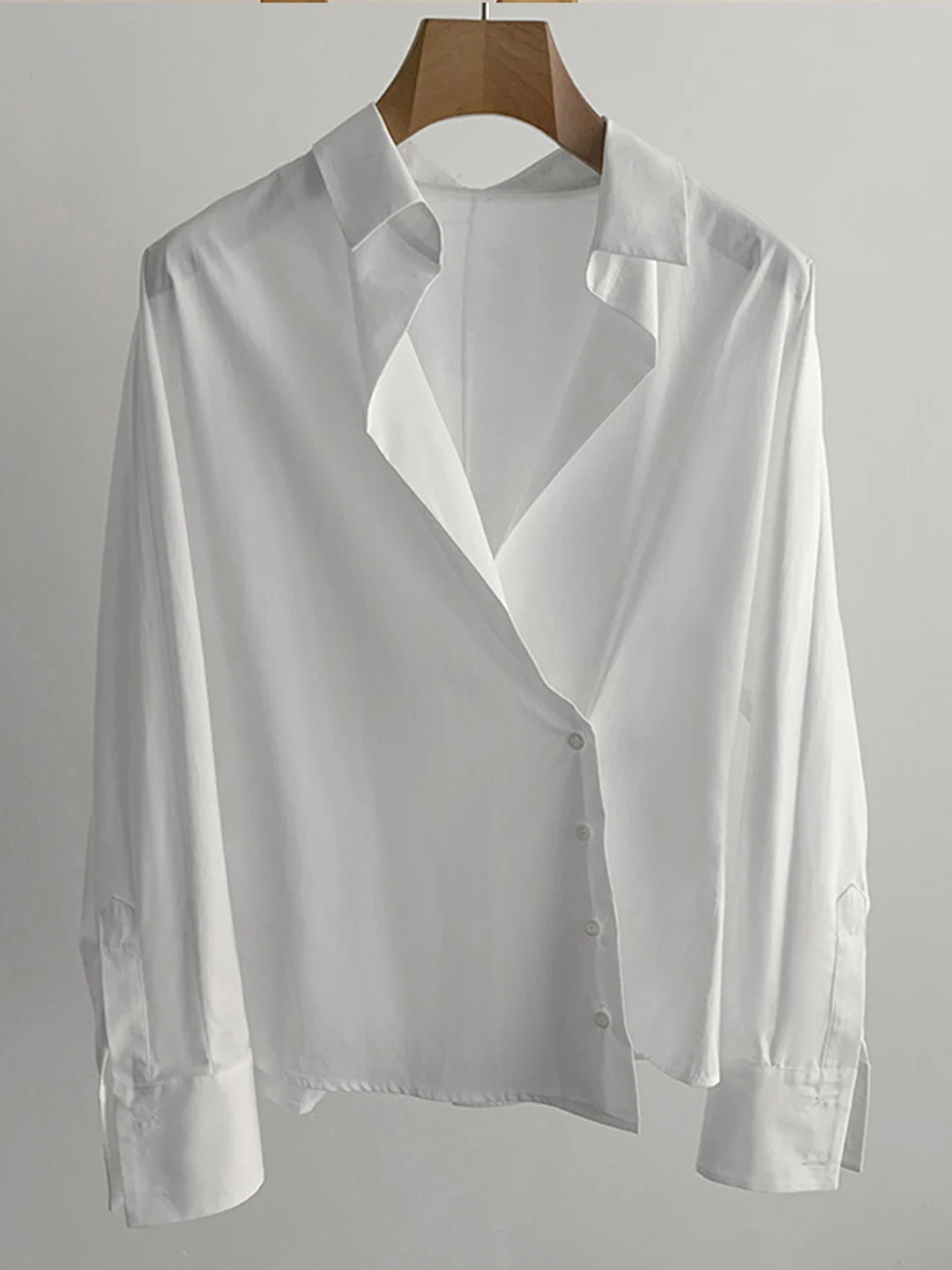 Women'S New Arrival: White Shirt Featuring Turn-Down Collar, Side Diagonal Button Placket, And Back Waist-Gathering Pleats
Women'S New Arrival: White Shirt Featuring Turn-Down Collar, Side Diagonal Button Placket, And Back Waist-Gathering Pleats