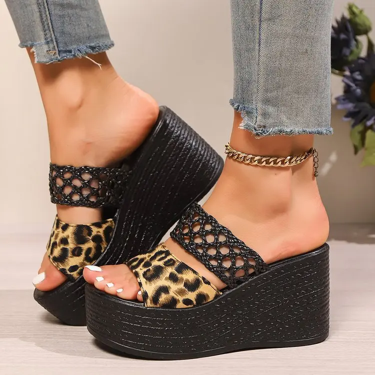 Thick Bottom Slope Heel Height Increasing Slippers 2025 Summer Leopard Color Beach Open Toe Shoes Women Non-slip Comfort Sandals
Thick Bottom Slope Heel Height Increasing Slippers 2025 Summer Leopard Color Beach Open Toe Shoes Women Non-slip Comfort Sandals