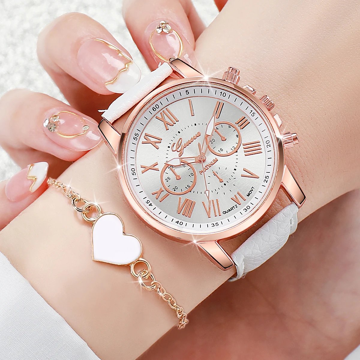 4PCS/Set Couple's Watches Fashion Roma Dial Women Quartz Watch Leather Band Wristwatches Heart Bracelets Set(Without Box)
4PCS/Set Couple's Watches Fashion Roma Dial Women Quartz Watch Leather Band Wristwatches Heart Bracelets Set(Without Box)