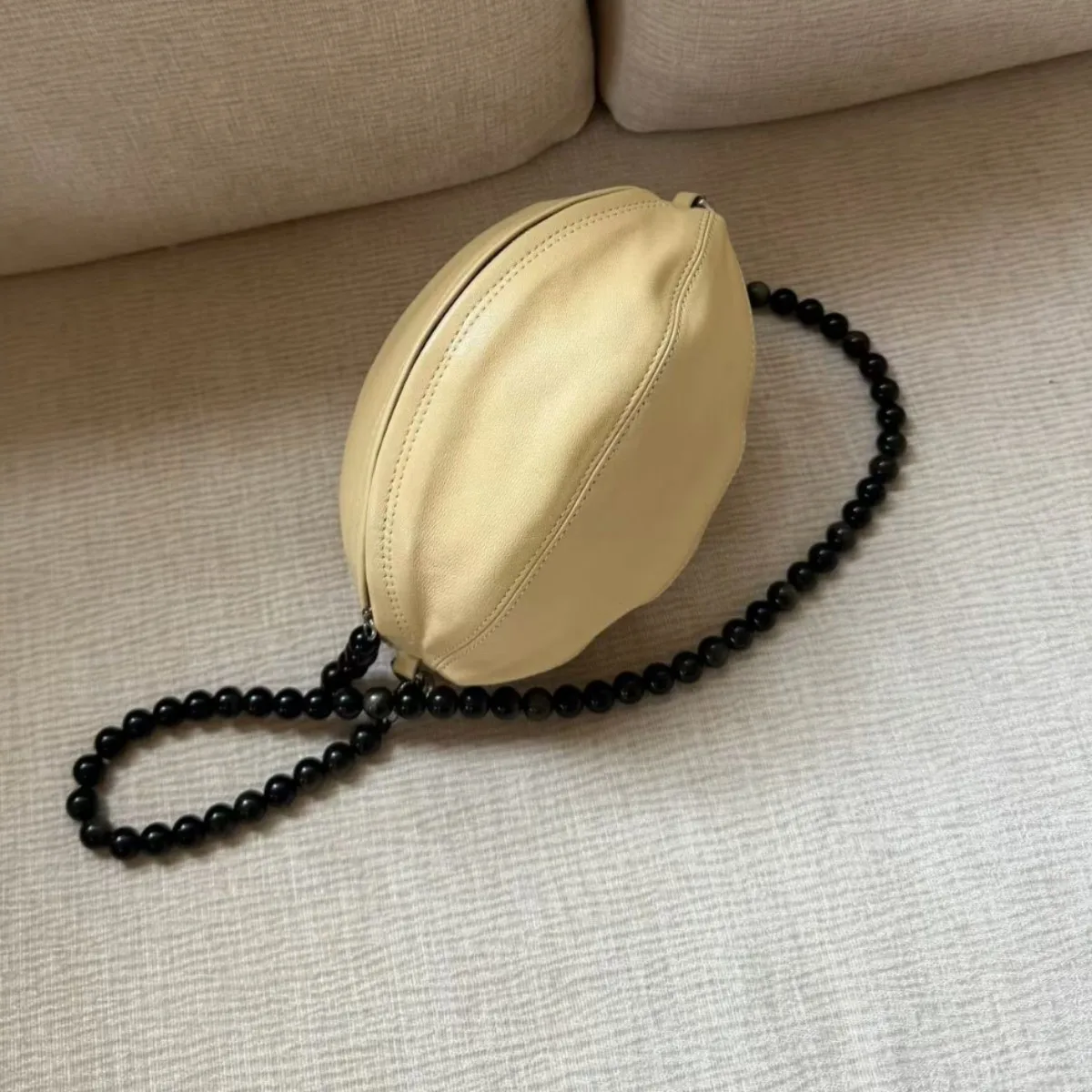 Новая сумка-кроссбоди из овчины с бисерной цепочкой в футбольном стиле, 2026 год, легкий люкс, модная круглая сумка-шар, персонализированная сумка для мобильного телефона
Новая сумка-кроссбоди из овчины с бисерной цепочкой в футбольном стиле, 2026 год, легкий люкс, модная круглая сумка-шар, персонализированная сумка для мобильного телефона