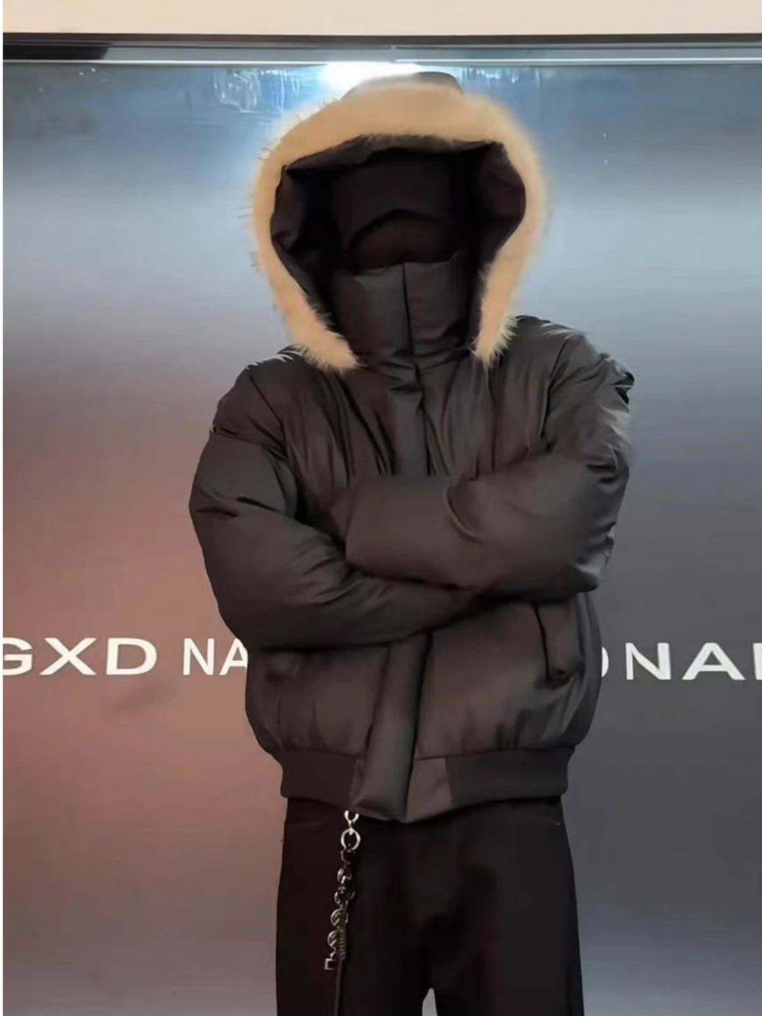 Мужская зимняя теплая куртка из черной искусственной кожи с наполнителем из хлопка, короткая, с отстегивающимся меховым воротником и капюшоном, для активного отдыха, повседневная.
Мужская зимняя теплая куртка из черной искусственной кожи с наполнителем из хлопка, короткая, с отстегивающимся меховым воротником и капюшоном, для активного отдыха, повседневная.