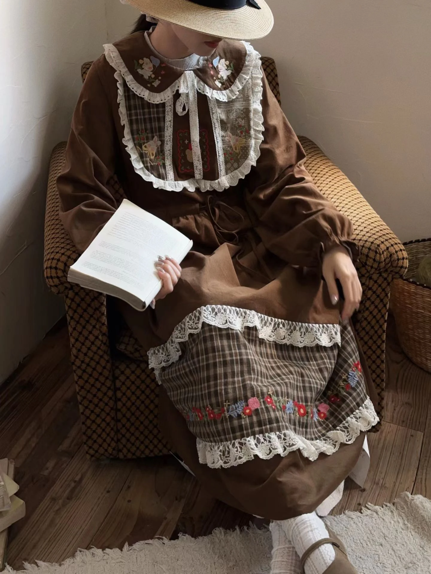 Ретро-платье женское миди из вельвета с вышивкой и пэчворком, свободного кроя, с воротником «Питер Пэн», в стиле А-силуэт, из хлопка, с длинными рукавами
Ретро-платье женское миди из вельвета с вышивкой и пэчворком, свободного кроя, с воротником «Питер Пэн», в стиле А-силуэт, из хлопка, с длинными рукавами