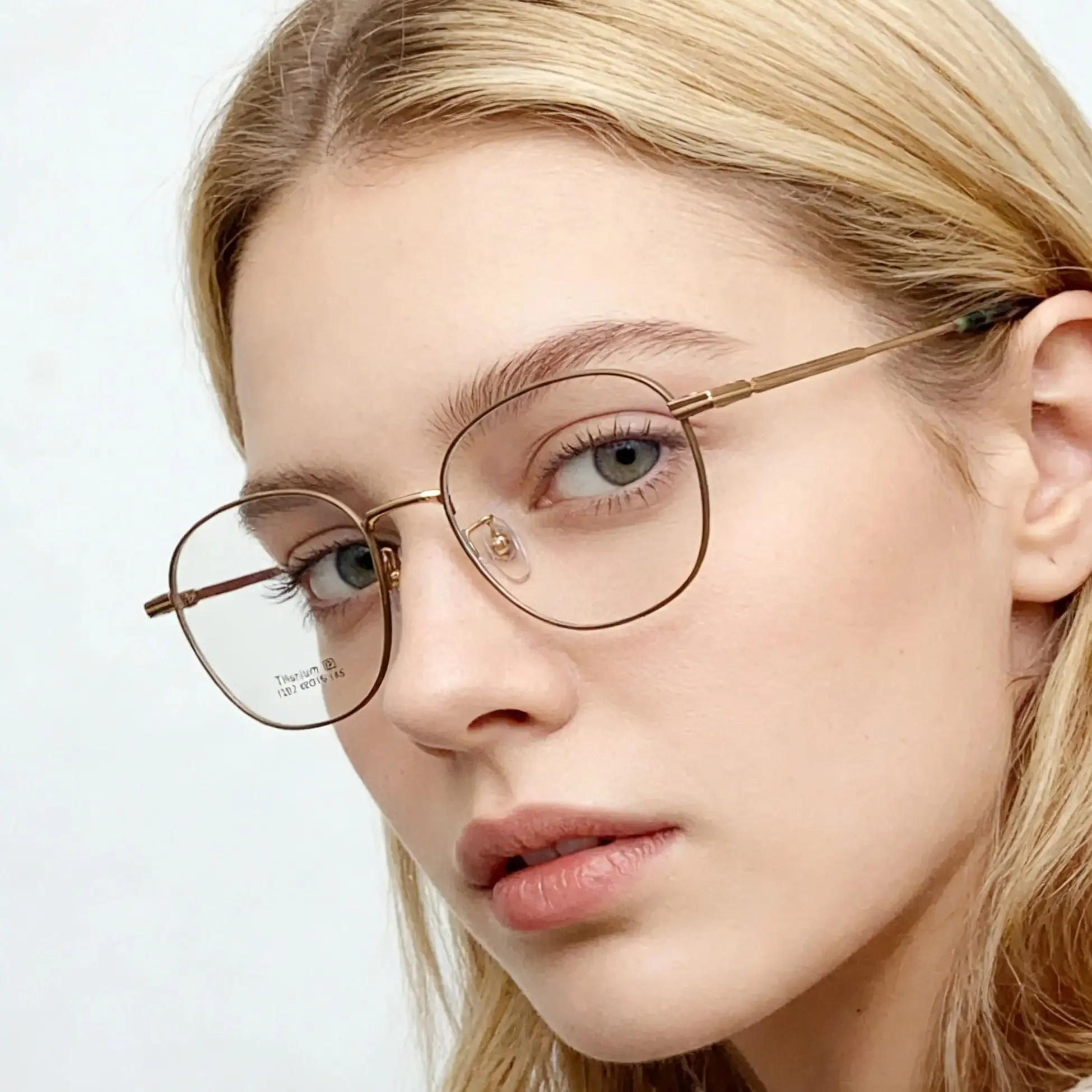 Новые овальные женские очки 2026 года: высококачественные очки из чистого титана с прозрачными линзами для коррекции близорукости, дальнозоркости и прогрессивных линз.
Новые овальные женские очки 2026 года: высококачественные очки из чистого титана с прозрачными линзами для коррекции близорукости, дальнозоркости и прогрессивных линз.