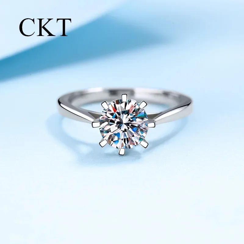 CKT Real 18K White Gold 1ct Moissanite Ring for Women Luxury Platinum Pt950 Fine Jewelry for the Fashionista Wedding Gift
CKT Real 18K White Gold 1ct Moissanite Ring for Women Luxury Platinum Pt950 Fine Jewelry for the Fashionista Wedding Gift