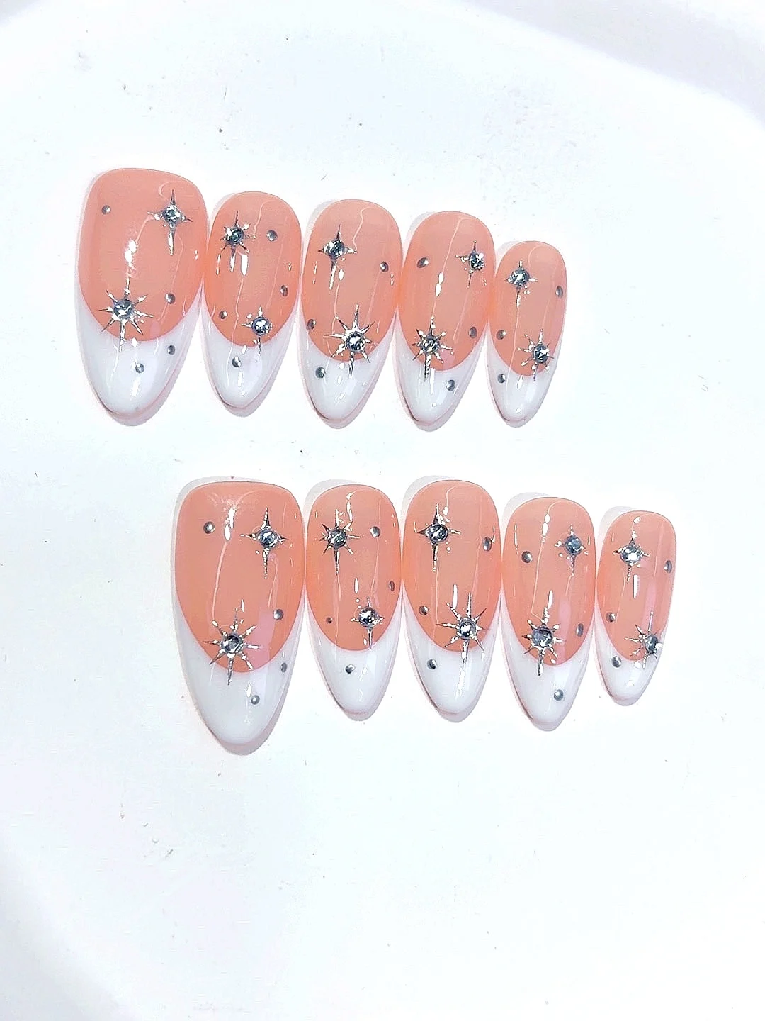 Персиково-белый французский кончик со стразами и звездами, набор накладных ногтей ручной работы в миндальном стиле для женщин (10 шт.) C439
Персиково-белый французский кончик со стразами и звездами, набор накладных ногтей ручной работы в миндальном стиле для женщин (10 шт.) C439
