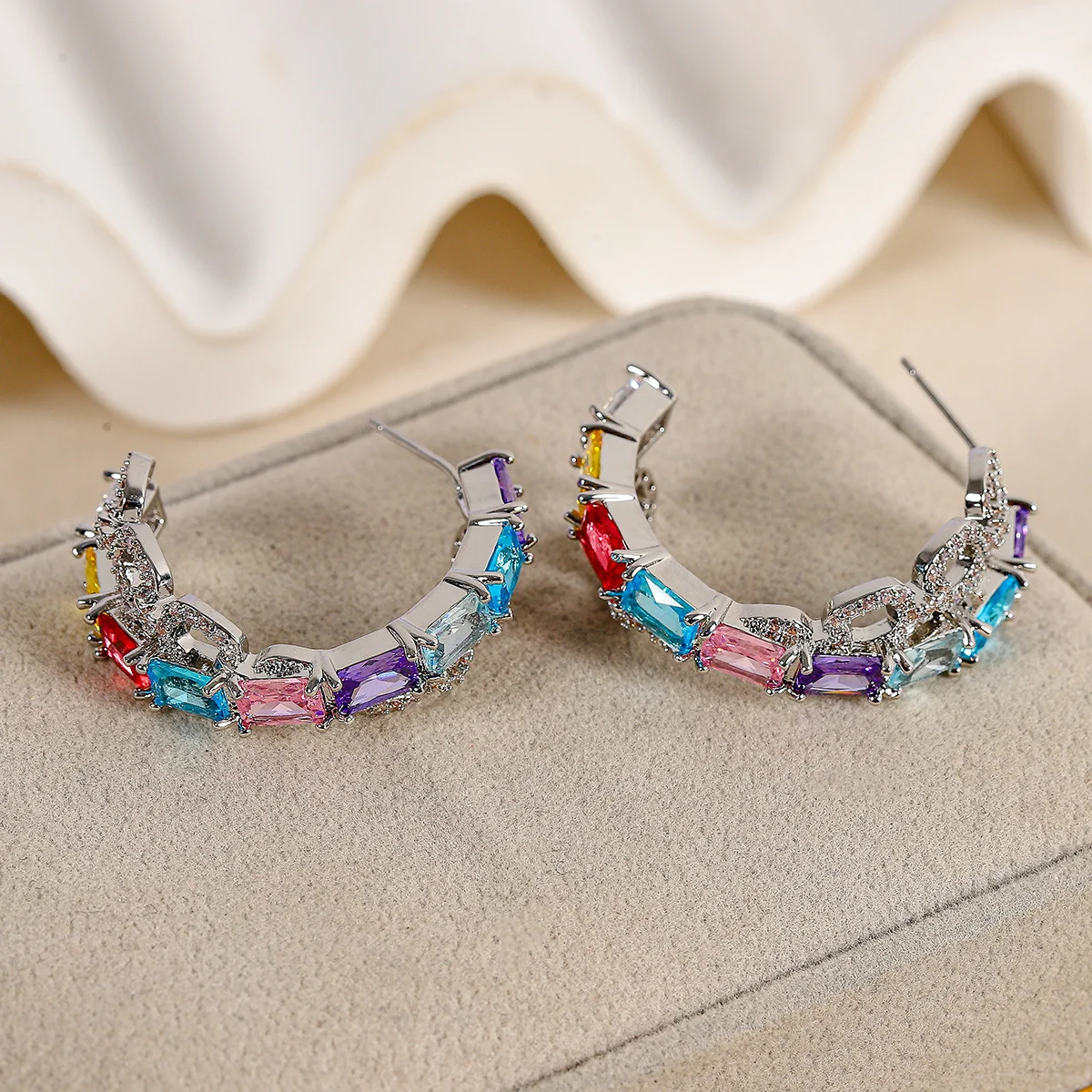 S925 silver needle with colored luxurious irregular-shaped earrings for women. As a jewelry gift for friends and wife
S925 silver needle with colored luxurious irregular-shaped earrings for women. As a jewelry gift for friends and wife