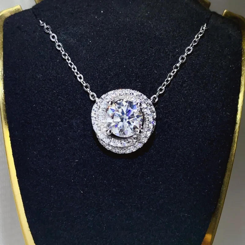 Simple High-end Wind Wheel Necklace Pendant For Girls With Dazzling 2 Carat Moissanite Anti-oxidation PT950 Platinum All-match
Simple High-end Wind Wheel Necklace Pendant For Girls With Dazzling 2 Carat Moissanite Anti-oxidation PT950 Platinum All-match