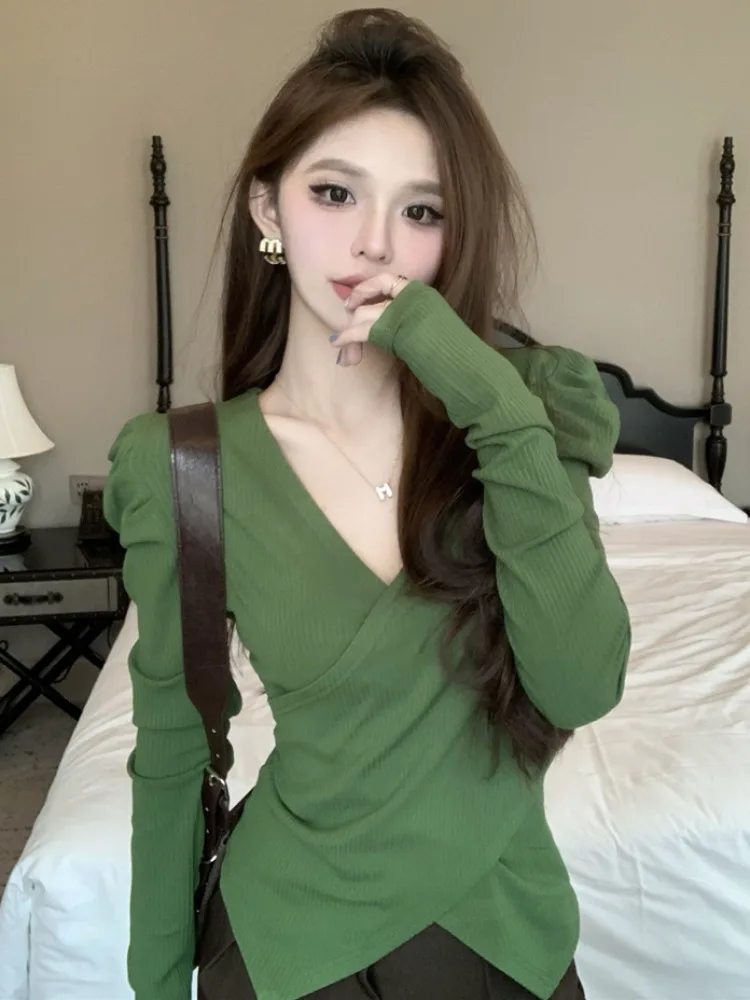 Fashionable V-Neck Cross Knitted Base Shirt Women Outerwear Irregular Spicy Pure Desire Design Elegant Top for Autumn
Fashionable V-Neck Cross Knitted Base Shirt Women Outerwear Irregular Spicy Pure Desire Design Elegant Top for Autumn