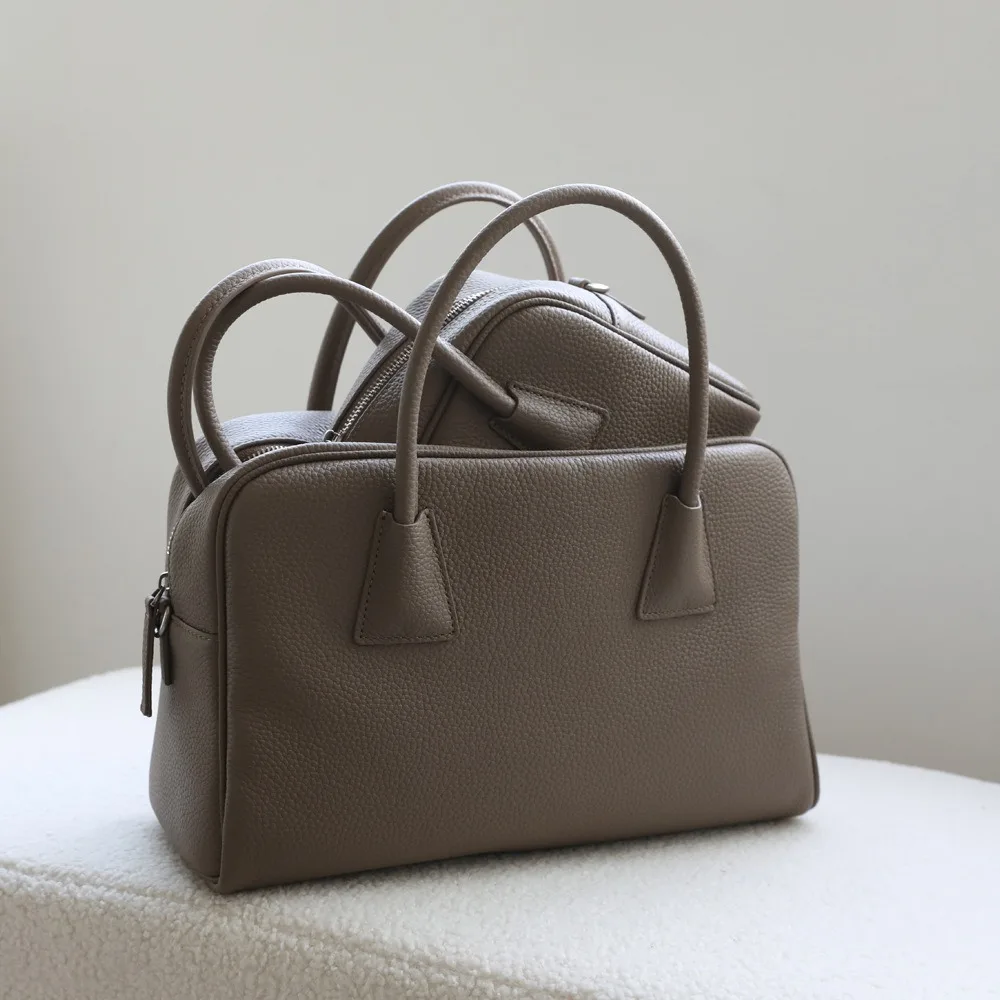 First Layer Cowhide Boston Pillow Bag Women's 2025 New Leather High-end Handbag Large Capacity Commuter Leisure Shoulder Bag
First Layer Cowhide Boston Pillow Bag Women's 2025 New Leather High-end Handbag Large Capacity Commuter Leisure Shoulder Bag
