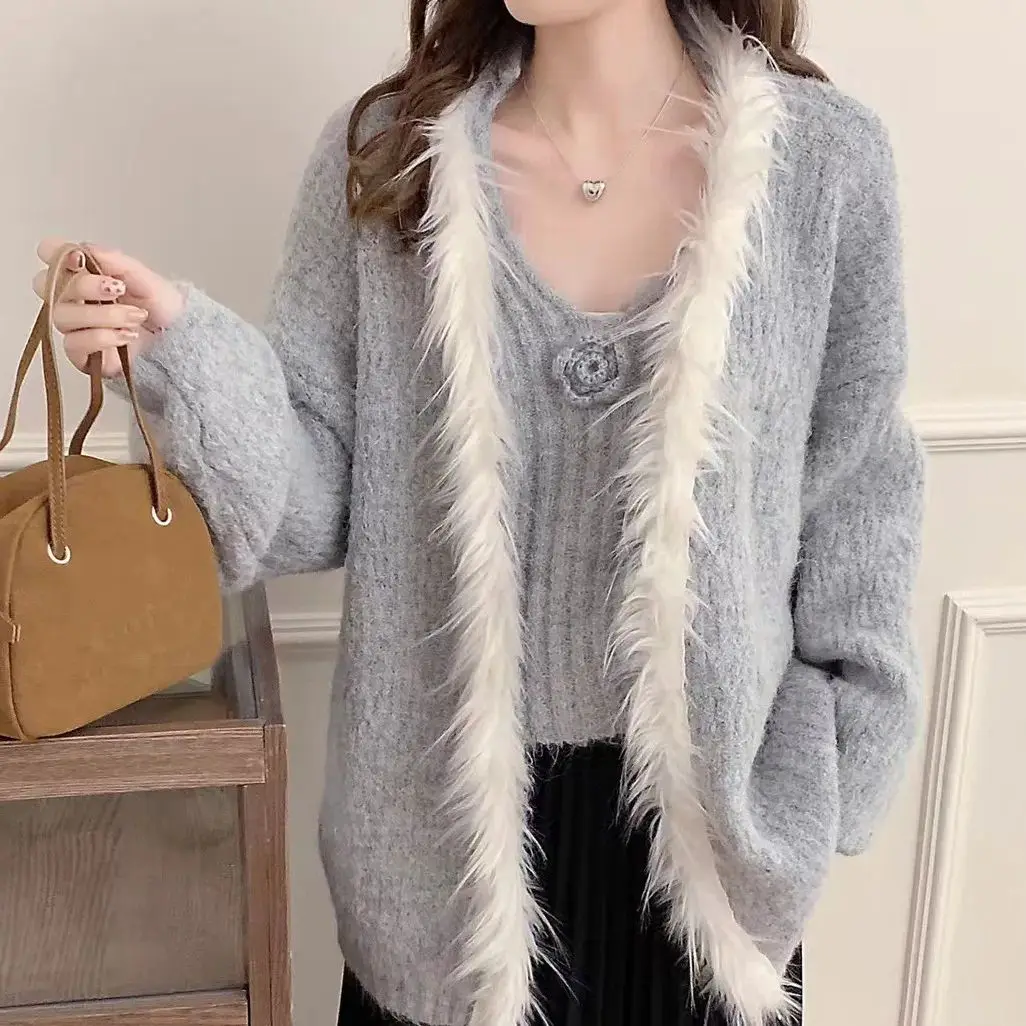2024 Autumn/Winter New Splicing Mao Knitted Cardigan Strap Vest Two Piece Set Soft and Sweet Sweater Set for Women
2024 Autumn/Winter New Splicing Mao Knitted Cardigan Strap Vest Two Piece Set Soft and Sweet Sweater Set for Women