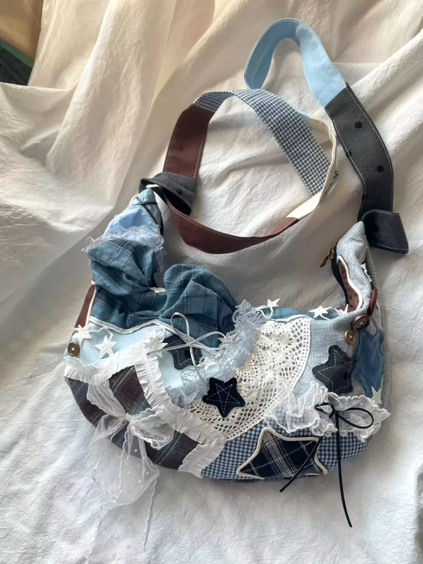 2026 Japanese/Korean Fashion New Lace Ruffle Bow Splicing Color Contrasting Large Capacity Single Shoulder Crossbody Bag Trendy
2026 Japanese/Korean Fashion New Lace Ruffle Bow Splicing Color Contrasting Large Capacity Single Shoulder Crossbody Bag Trendy