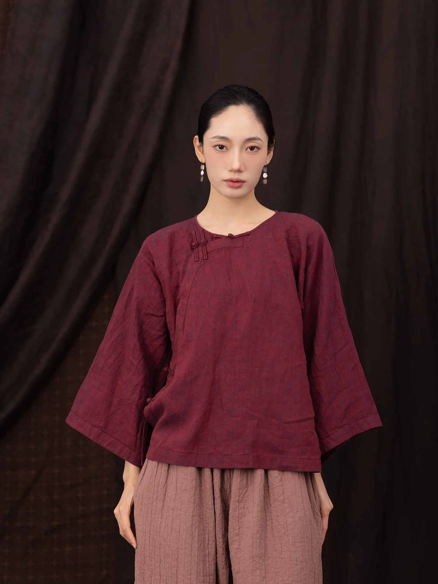 Comfortable tic Eastern Aesthetic Linen irt with Button Design Loose Fit Long Sve round Ne Daily Wear for Women
Comfortable tic Eastern Aesthetic Linen irt with Button Design Loose Fit Long Sve round Ne Daily Wear for Women
