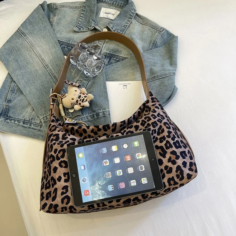 Women's Shoulder Bag In High-Quality Leather Handbag Luxury Brand Classic Elegant Design By Top Designer For Formal Events 
Women's Shoulder Bag In High-Quality Leather Handbag Luxury Brand Classic Elegant Design By Top Designer For Formal Events