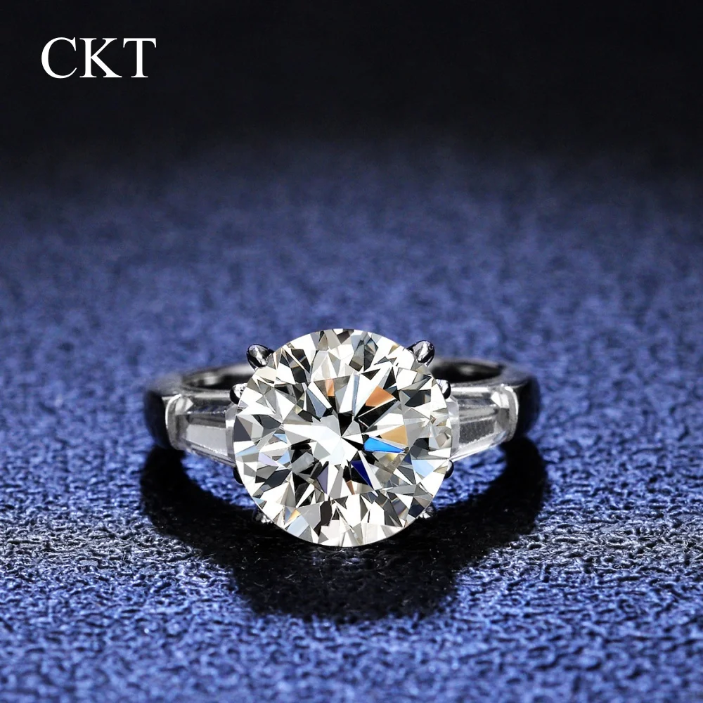 CKT 5 Carat Double Row Moissanite Ring for Women PT950 Platinum Vine Wrap Dinner with Dress to Show Luxury Fine Jewelry
CKT 5 Carat Double Row Moissanite Ring for Women PT950 Platinum Vine Wrap Dinner with Dress to Show Luxury Fine Jewelry