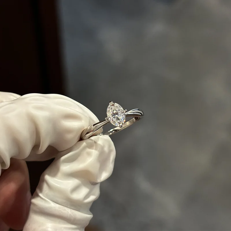 Charm Oval 1ct D Color Moissanite Diamond Ring Real 925 Sterling Silver Engagement Wedding Band Rings for Women Bridal Jewelry
Charm Oval 1ct D Color Moissanite Diamond Ring Real 925 Sterling Silver Engagement Wedding Band Rings for Women Bridal Jewelry