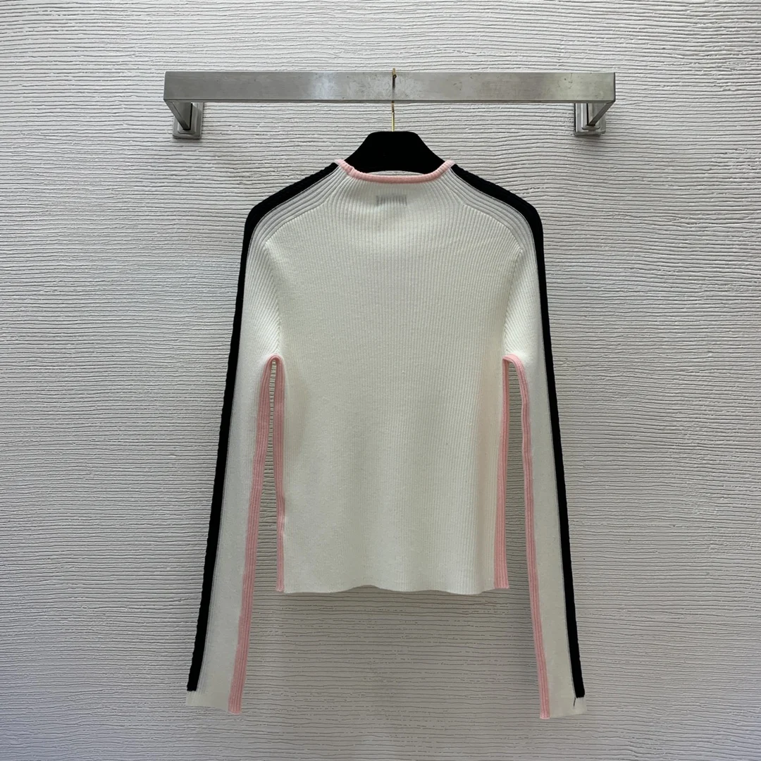 Contrast color patchwork three-dimensional logo cuffs with extended cuffs, high elastic small high neck tight knit sweater
Contrast color patchwork three-dimensional logo cuffs with extended cuffs, high elastic small high neck tight knit sweater