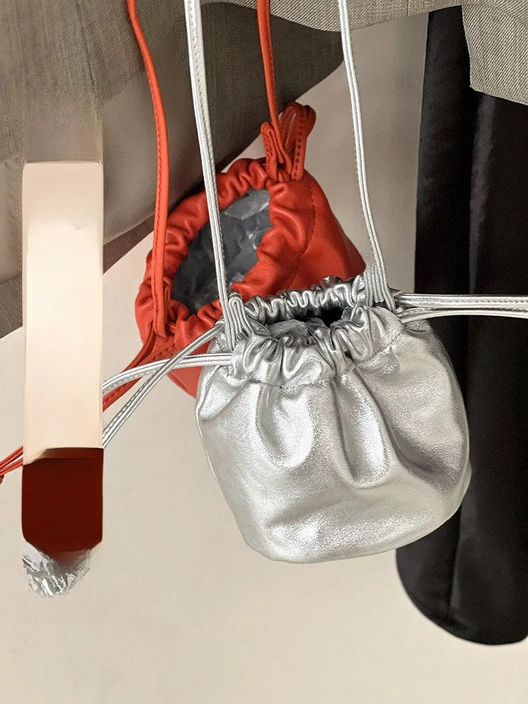 Универсальная корейская кожаная сумка-ведро Ne, подвесной кошелек для монет с губной помадой, прочная мягкая ручка для ежедневного использования, чистый цвет
Универсальная корейская кожаная сумка-ведро Ne, подвесной кошелек для монет с губной помадой, прочная мягкая ручка для ежедневного использования, чистый цвет