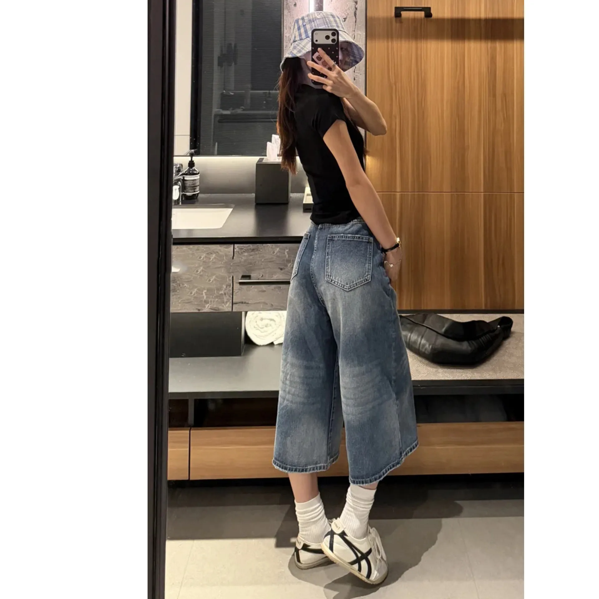 American Style High Waist Seven-Foot Jeans Women Summer New Loose Wide Leg Pants Retro Short Shorts Wear Resistant Cotton Denim
American Style High Waist Seven-Foot Jeans Women Summer New Loose Wide Leg Pants Retro Short Shorts Wear Resistant Cotton Denim