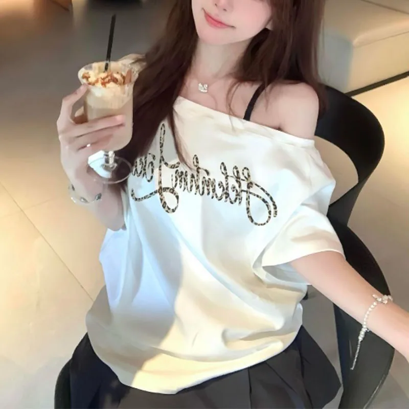 Женская белая футболка большого размера с открытыми плечами и леопардовым принтом, повседневный свободный модный топ с короткими рукавами и вышивкой букв
Женская белая футболка большого размера с открытыми плечами и леопардовым принтом, повседневный свободный модный топ с короткими рукавами и вышивкой букв