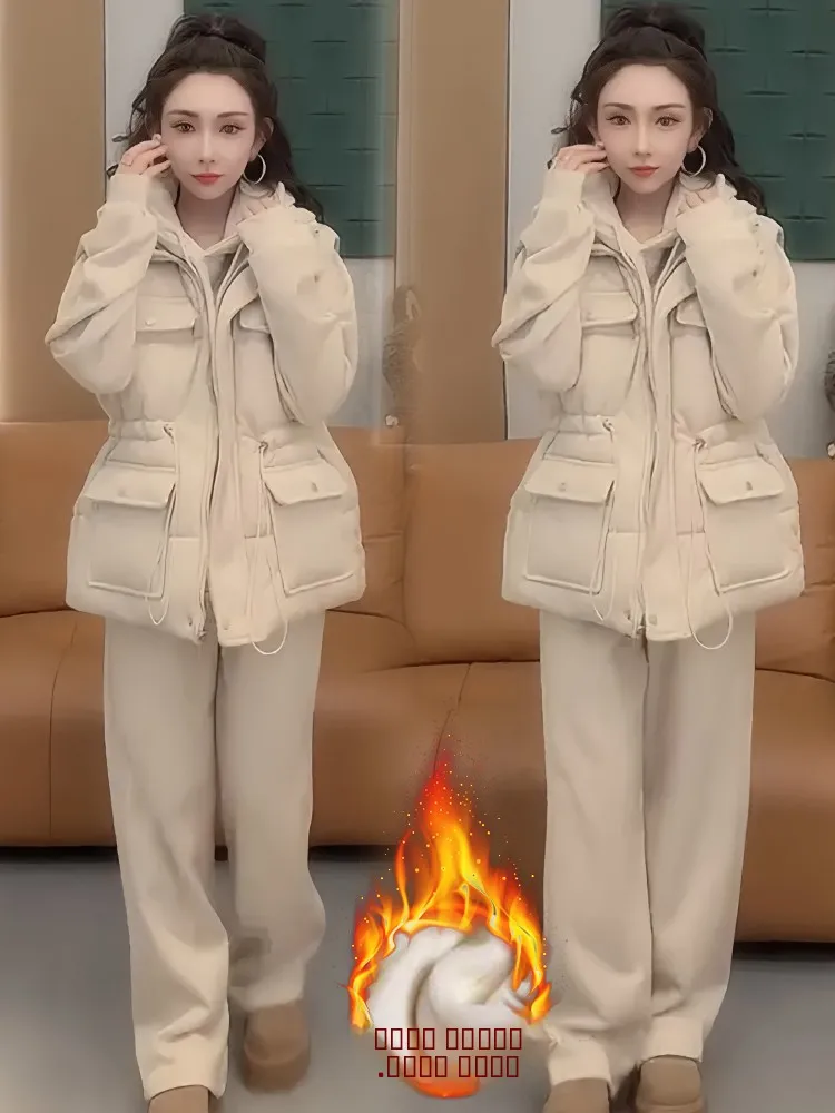 Женский утепленный хлопковый комплект: куртка и брюки с широкими штанинами на высокой талии, с капюшоном, на молнии, зимний модный комплект в стиле кэжуал
Женский утепленный хлопковый комплект: куртка и брюки с широкими штанинами на высокой талии, с капюшоном, на молнии, зимний модный комплект в стиле кэжуал