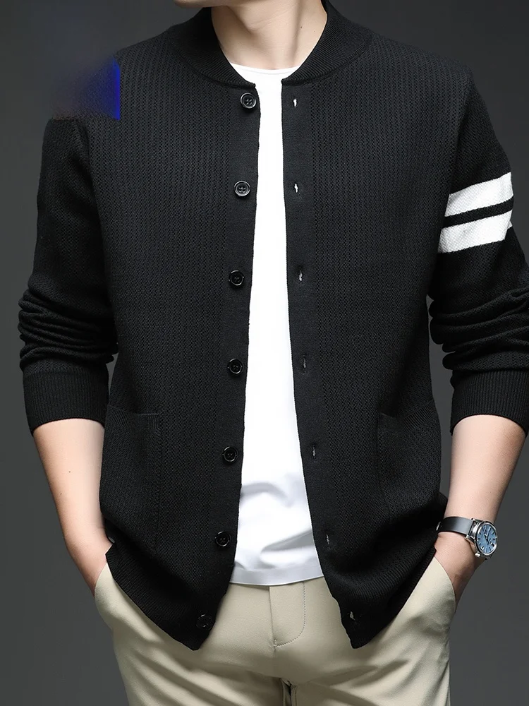 Rn Осенний новый вязаный воротник с бейсбольным воротником на пуговицах, повседневный открытый кардиган Jaet, свободный длинный цвет све, мужская модная верхняя одежда...
Rn Осенний новый вязаный воротник с бейсбольным воротником на пуговицах, повседневный открытый кардиган Jaet, свободный длинный цвет све, мужская модная верхняя одежда...